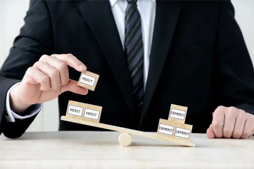 メリットとデメリットを比べる